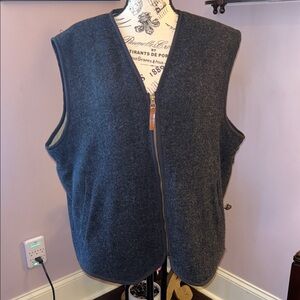 Size Large Men’s vintage Woolrich BlackZip-Up Vest with Sherpa lining.
